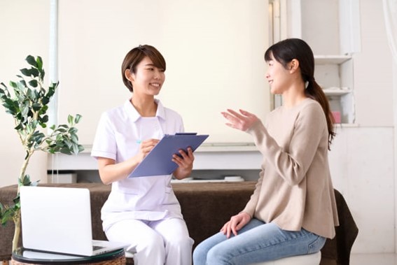 歯科矯正治療についてカウンセリングをしている様子