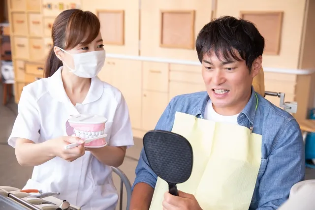 矯正治療をしている男性