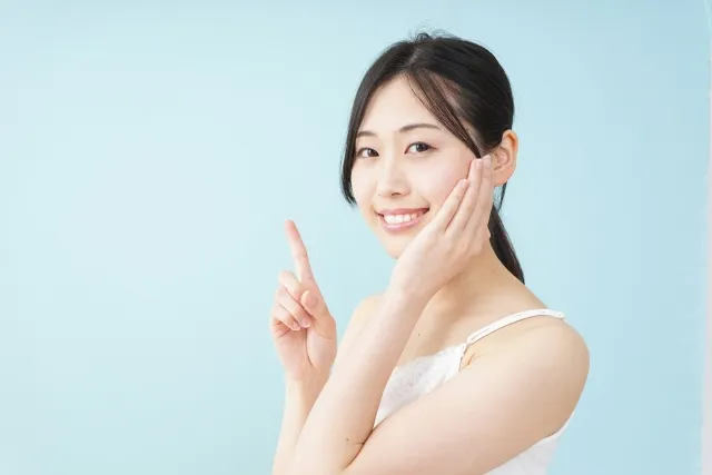 顎に手を当てる女性